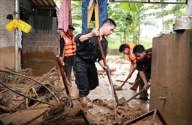Lực lượng Công an tỉnh Lai Châu hỗ trợ người dân khắc phục. Ảnh: Quý Trung - TTXVN