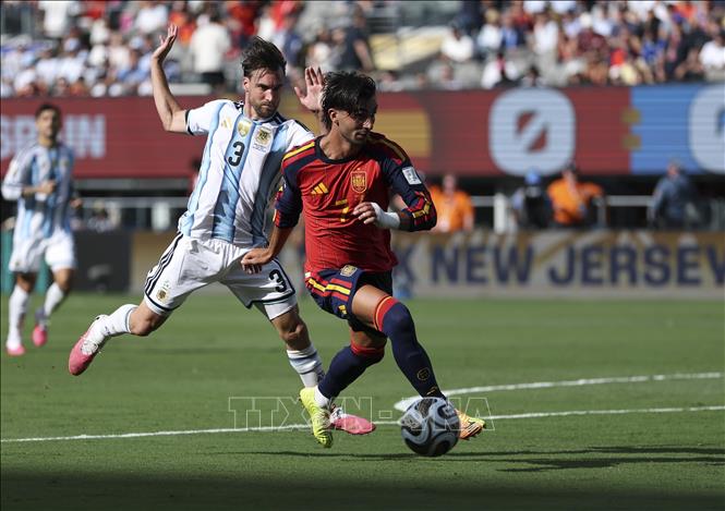 Nicolas Tagliafico (trái) của Argentina tranh bóng với Ferran Torres của Tây Ban Nha. Ảnh: THX/TTXVN phát