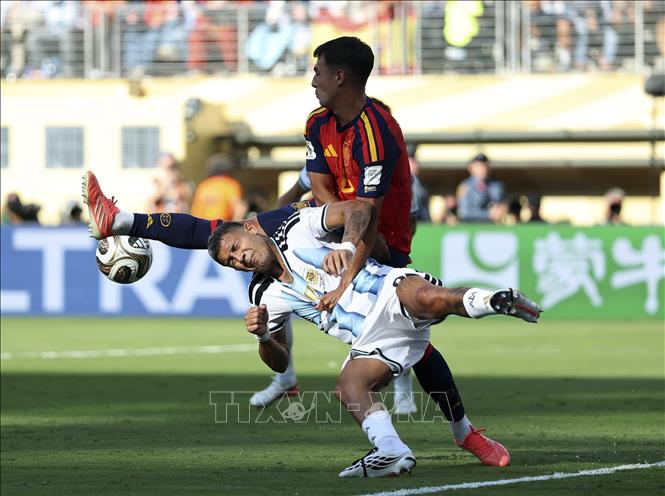 Pha tranh bóng quyết liệt giữa Mikel Merino (phải) của Tây Ban Nha với tuyển thủ Argentina. Ảnh: THX/TTXVN phát