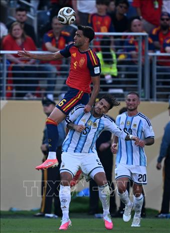 Mikel Merino (phía trên) bật cao đánh đầu tranh bóng trong trận đấu. Ảnh: THX/TTXVN phát
