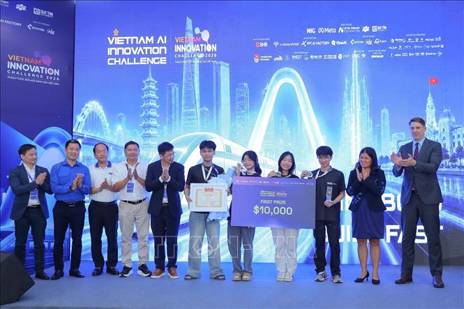 The winning team, L-GPT 6.7, receives their prize. VNA Photo: Lê Đông 