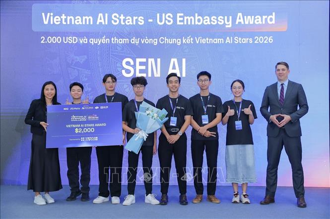 SenAI claims third prize with a real-time English-Vietnamese translation system. VNA Photo: Lê Đông 