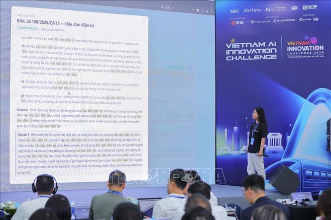 L-GPT 6.7 team presents their project at the event. VNA Photo: Lê Đông 