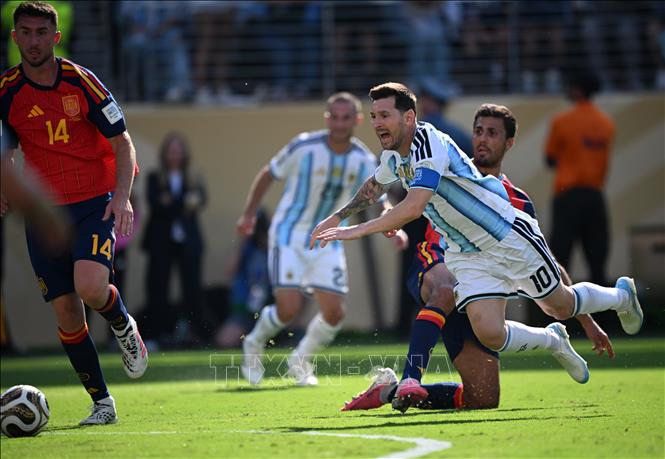 Lionel Messi (phải, phía trước) nỗ lực đi bóng trong sự cản phá của các tuyển thủ Tây Ban Nha. Ảnh: THX/TTXVN phát