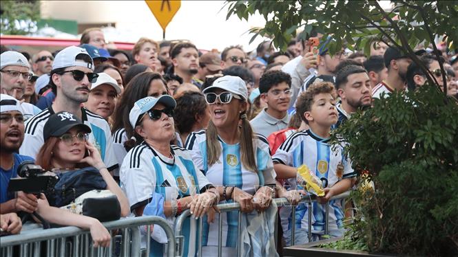 Cổ động viên Argentina cổ vũ đội nhà. Ảnh: Thanh Tuấn - Phóng viên TTXVN tại Mỹ