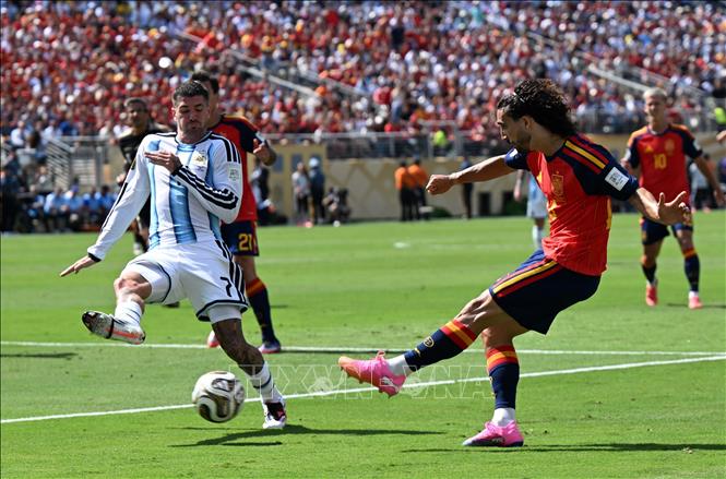 Hậu vệ Marc Cucurella (phải) của Tây Ban Nha dâng cao tham gia tấn công và tung cú dứt điểm về phía khung thành Argentina. Ảnh: THX/TTXVN phát
