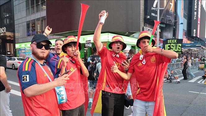 Cổ động viên Tây Ban Nha vỡ òa trong hạnh phúc sau khi đội nhà lần thứ 2 vô địch World Cup. Ảnh: Thanh Tuấn - Phóng viên TTXVN tại Mỹ