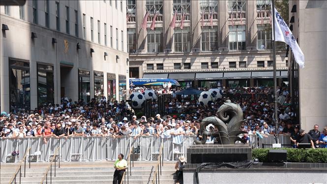 Hàng nghìn cổ động viên đã có mặt tại Fanzone lớn nhất Manhattan để cổ vũ cho đội nhà. Ảnh: Thanh Tuấn - Phóng viên TTXVN tại Mỹ
