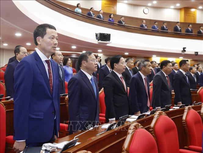 Các đại biểu thực hiện nghi lễ chào cờ. Ảnh: Thống Nhất – TTXVN