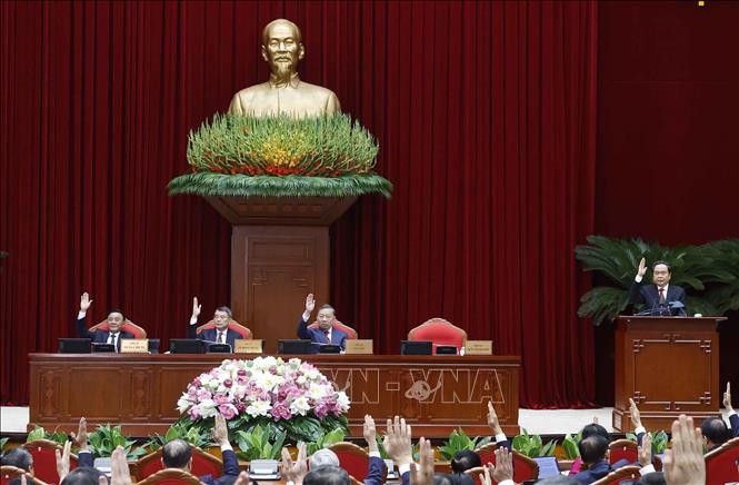 Các đại biểu biểu quyết thông qua chương trình Hội nghị. Ảnh: Thống Nhất – TTXVN