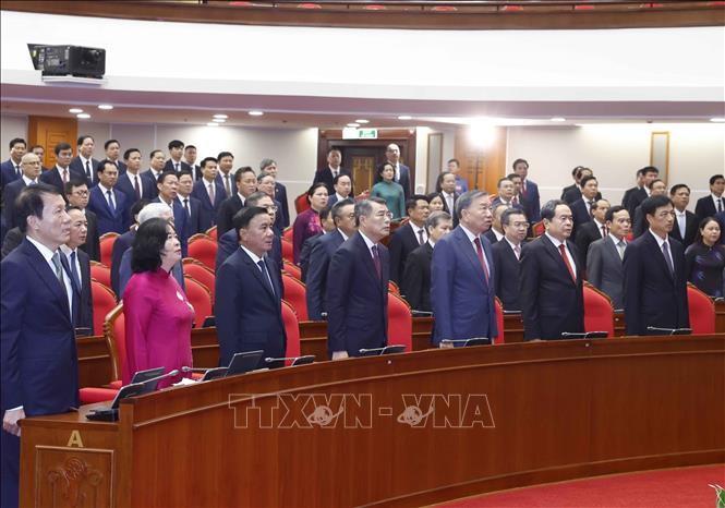 Tổng Bí thư, Chủ tịch nước Tô Lâm và các đại biểu thực hiện nghi lễ chào cờ. Ảnh: Thống Nhất – TTXVN