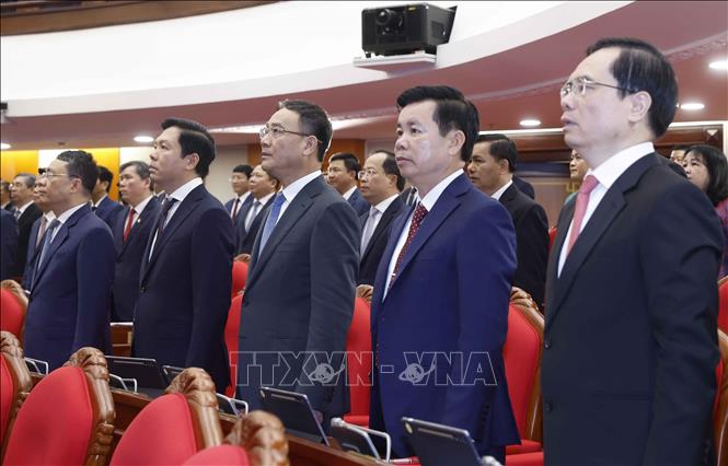 Các đại biểu thực hiện nghi lễ chào cờ. Ảnh: Thống Nhất – TTXVN