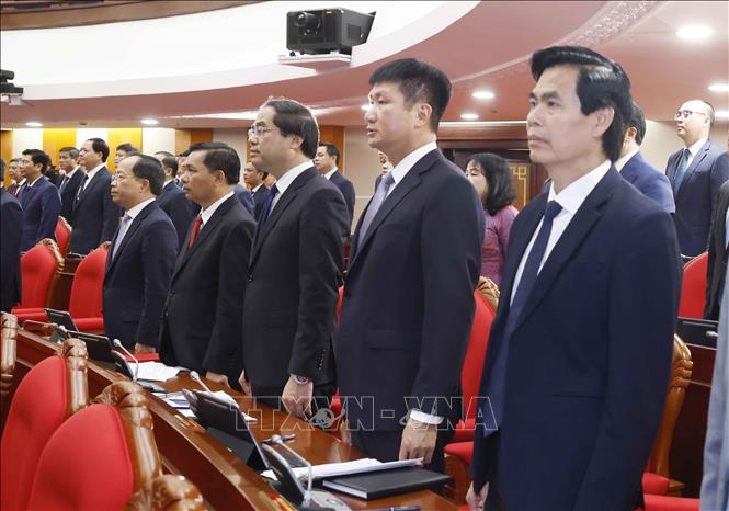 Các đại biểu thực hiện nghi lễ chào cờ. Ảnh: Thống Nhất – TTXVN