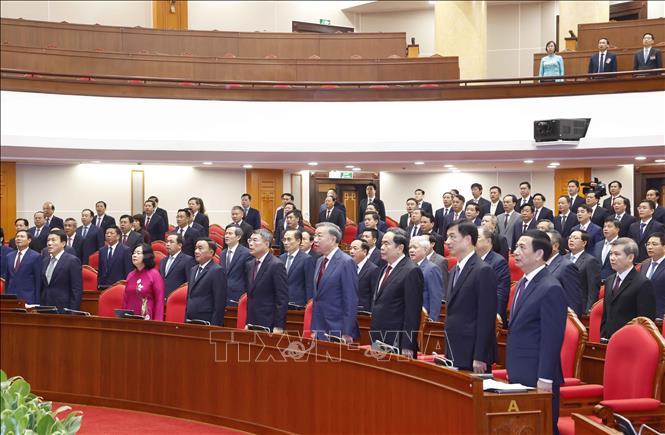 Tổng Bí thư, Chủ tịch nước Tô Lâm và các đại biểu thực hiện nghi lễ chào cờ. Ảnh: Thống Nhất – TTXVN