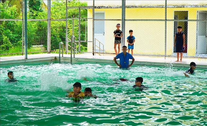 Trẻ em ở xã biên giới Tân Hồng (Đồng Tháp) tham gia học lớp bơi. Ảnh: Nhựt An - TTXVN