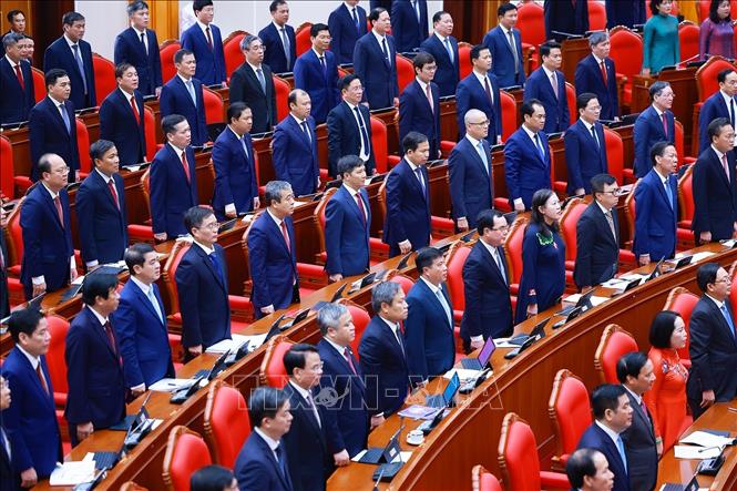 Các đại biểu thực hiện nghi lễ chào cờ. Ảnh: Dương Giang - TTXVN
