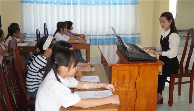 Trẻ em tham gia lớp học hát. Ảnh: Nhựt An - TTXVN