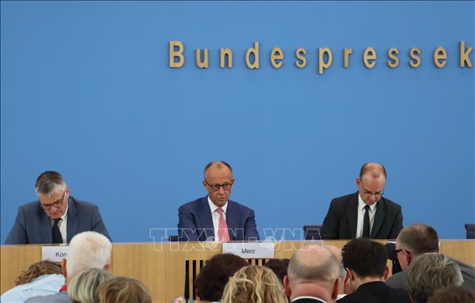 Thủ tướng Đức Friedrich Merz (giữa) tại cuộc họp báo ở Berlin. Ảnh: THX/TTXVN phát