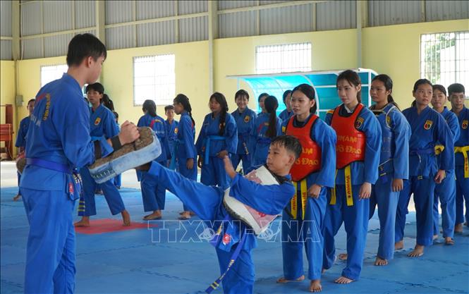 Trẻ em ở vùng biên giới của tỉnh Đồng Tháp tham gia học lớp võ vovinam. Ảnh: Nhựt An - TTXVN