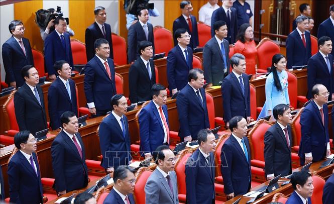 Các đại biểu thực hiện nghi lễ chào cờ. Ảnh: Dương Giang - TTXVN