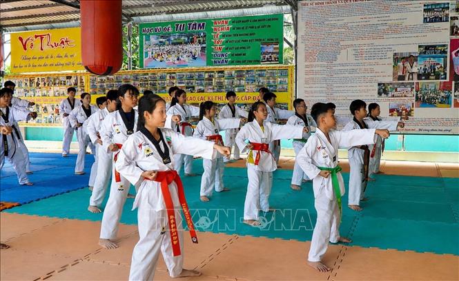 Trẻ em ở vùng biên giới của tỉnh Đồng Tháp tham gia học lớp võ taekwondo. Ảnh: Nhựt An - TTXVN