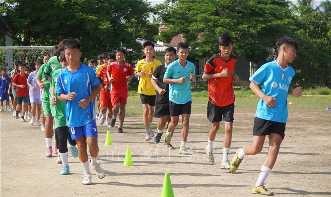 Thanh thiếu nhi ở vùng biên giới của tỉnh Đồng Tháp tham gia lớp học kỹ thuật đá bóng. Ảnh: Nhựt An - TTXVN
