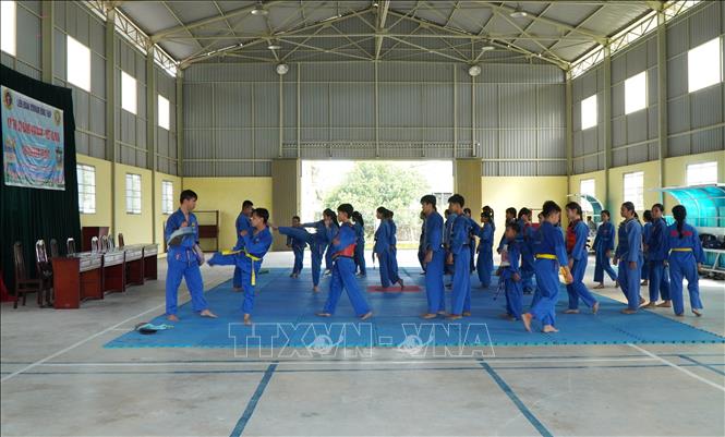 Thanh thiếu nhi ở vùng biên giới của tỉnh Đồng Tháp tham gia học lớp võ vovinam. Ảnh: Nhựt An - TTXVN