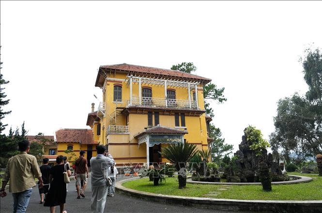 Du khách tham quan Cung Nam Phương Hoàng hậu. Ảnh: Nguyễn Dũng – TTXVN 
