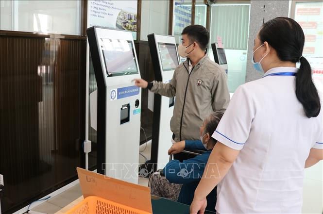 Người bệnh làm thủ tục đăng ký khám bệnh trực tuyến tại Bệnh viện Đa khoa Tiền Giang, tỉnh Đồng Tháp. Ảnh: Hữu Chí - TTXVN