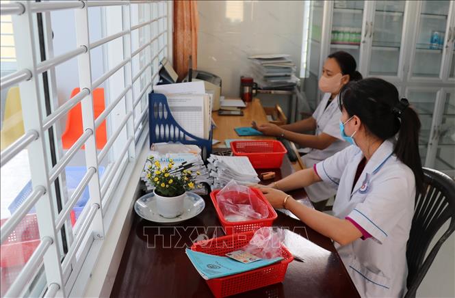Nhân viên y tế Trạm Y tế xã An Thạnh Thủy xử lý thông tin bệnh nhân đến khám bệnh trên hệ thống bảo hiểm y tế liên thông. Ảnh: Ảnh: Hữu Chí - TTXVN