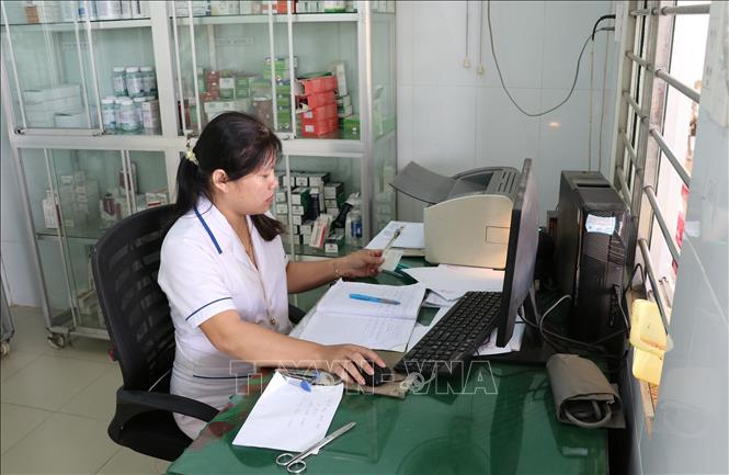 Căn cước công dân đã được tích hợp thẻ bảo hiểm y tế, giúp thủ tục khám bệnh được đơn giản, nhanh chóng. Ảnh: Hữu Chí - TTXVN