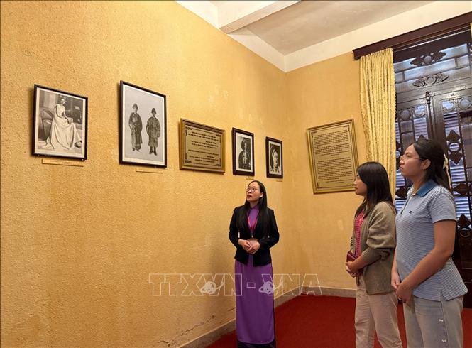 Du khách tham quan các hiện vật quan tại Cung Nam Phương Hoàng hậu. Ảnh: Nguyễn Dũng - TTXVN
