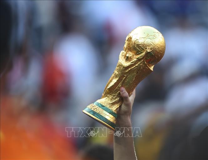 Chiếc cúp vô địch World Cup được nâng cao trong giây phút đăng quang của đội tuyển Tây Ban Nha. Ảnh: THX/TTXVN phát
