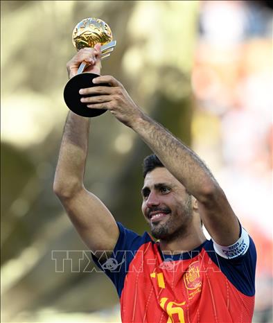 Rodri nâng niu Quả bóng vàng World Cup 2026, phần thưởng xứng đáng cho màn trình diễn xuất sắc trong hành trình đưa Tây Ban Nha lên đỉnh cao của thế giới. Ảnh: THX/TTXVN phát