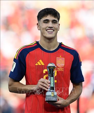 Pau Cubarsi đội tuyển Tây Ban Nha nhận giải Cầu thủ trẻ xuất sắc nhất ở World Cup 2026. Ảnh: THX/TTXVN phát