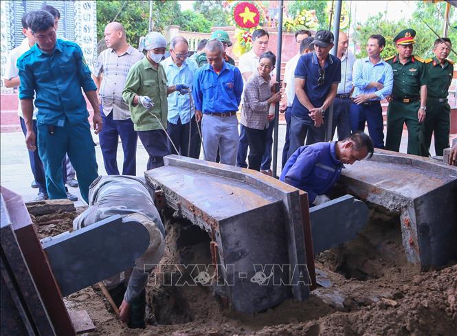 Tổ công tác đang triển khai các phần việc trong Chiến dịch 500 ngày đêm tại khu vực Nghĩa trang liệt sĩ Nam Hải, xã Nam Ninh. Ảnh: Công Luật - TTXVN