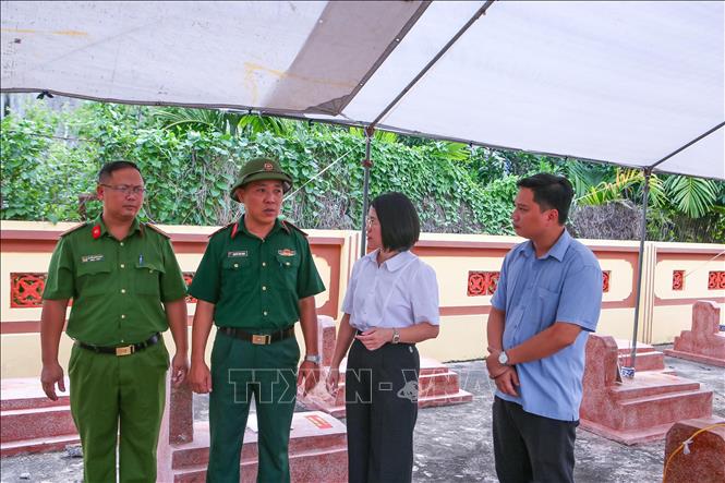 Lãnh đạo xã Nam Ninh (Ninh Bình) kiểm tra công tác tìm kiếm, quy tập và xác định danh tính hài cốt liệt sĩ tại khu vực Nghĩa trang liệt sĩ Nam Hải. Ảnh: Công Luật - TTXVN