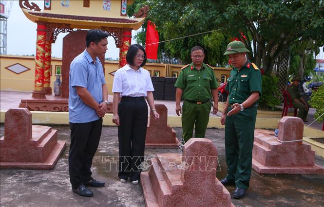 Lãnh đạo xã Nam Ninh (Ninh Bình) kiểm tra công tác tìm kiếm, quy tập và xác định danh tính hài cốt liệt sĩ tại khu vực nghĩa trang liệt sĩ Nam Hải. Ảnh: Công Luật - TTXVN