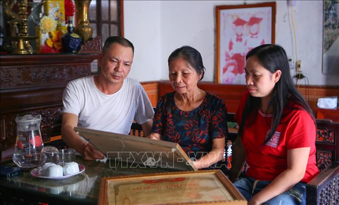 Gia đình liệt sĩ Vũ Văn Ngọc, thôn thôn Duyên Hưng, xã Nam Ninh (Ninh Bình) cung cấp thông tin, tư liệu phục vụ giám định ADN, mở thêm hy vọng tìm lại nơi an nghỉ của người thân. Ảnh: Công Luật - TTXVN