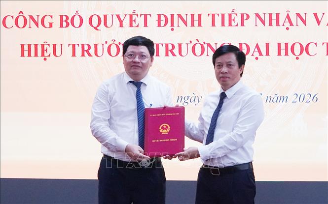 Phó Chủ tịch UBND tỉnh Hưng Yên Lại Văn Hoàn trao quyết định tiếp nhận và bổ nhiệm ông Phạm Quốc Thành giữ chức vụ Hiệu trưởng Trường Đại học Thái Bình. Ảnh: Nguyễn Công Hải - TTXVN