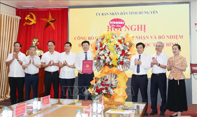 Tỉnh ủy, HĐND, UBND tỉnh Hưng Yên tặng hoa chúc mừng Phó Giáo sư, Tiến sỹ Phạm Quốc Thành nhận nhiệm vụ Hiệu trưởng Trường Đại học Thái Bình. Ảnh: Nguyễn Công Hải - TTXVN