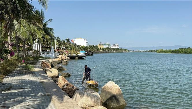 Người dân sử dụng ghe nhỏ khai thác thủy sản tại khu vực đầm Thị Nại, tỉnh Gia Lai. Ảnh: Quang Thái - TTXVN