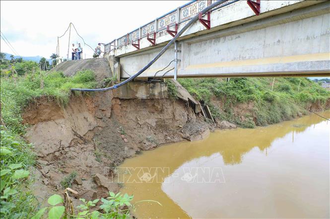 Dòng chảy tiếp tục khoét sâu vào bờ sông, mở rộng phạm vi sạt lở khu vực chân cầu. Ảnh: Xuân Tư – TTXVN