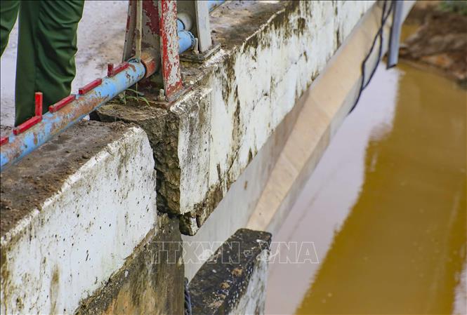 Các vết nứt xuất hiện trên kết cấu lan can và mặt cầu C9 sau sự cố. Ảnh: Xuân Tư – TTXVN
