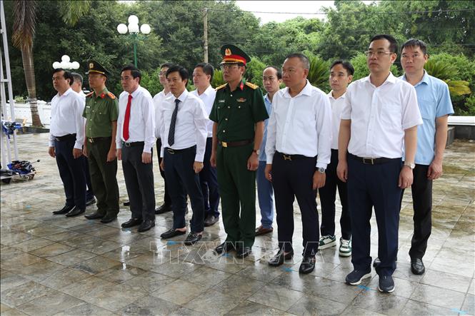 Đoàn Đại biểu tỉnh Hưng Yên dâng hương tưởng niệm các Anh hùng liệt sĩ tại Nghĩa trang Liệt sĩ Tông Khao (tỉnh Điện Biên). Ảnh: Mạnh Khánh - TTXVN 