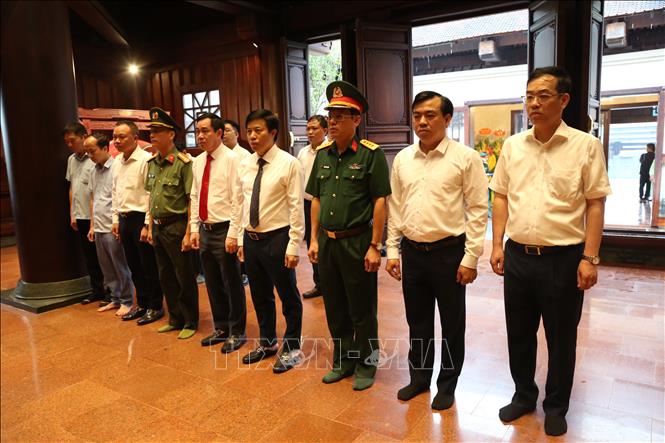 Đoàn Đại biểu tỉnh Hưng Yên dâng hương tưởng niệm tại Đền thờ Liệt sĩ tỉnh Điện Biên. Ảnh: Mạnh Khánh - TTXVN 