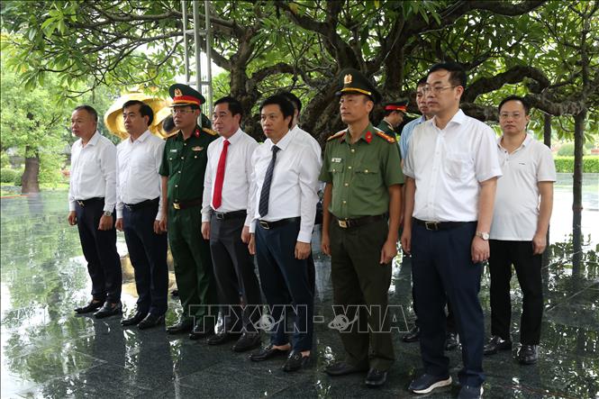 Đoàn Đại biểu tỉnh Hưng Yên dâng hương tưởng niệm các Anh hùng liệt sĩ tại Nghĩa trang Liệt sĩ quốc gia A1 (tỉnh Điện Biên). Ảnh: Mạnh Khánh - TTXVN 