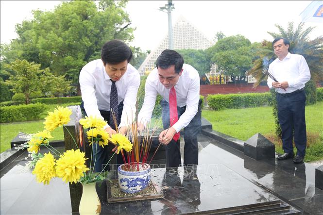 Đoàn Đại biểu tỉnh Hưng Yên dâng hương tưởng niệm các Anh hùng liệt sĩ tại Nghĩa trang Liệt sĩ quốc gia A1 (tỉnh Điện Biên). Ảnh: Mạnh Khánh - TTXVN 