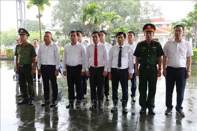 Đoàn Đại biểu tỉnh Hưng Yên dâng hương tưởng niệm các Anh hùng liệt sĩ tại Nghĩa trang Liệt sĩ quốc gia Độc Lập (tỉnh Điện Biên). Ảnh: Mạnh Khánh - TTXVN 