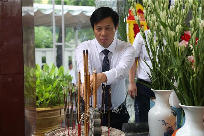 Ông Lại Văn Hoàn, Phó Chủ tịch UBND tỉnh Hưng Yên, dâng hương tưởng niệm các Anh hùng liệt sĩ tại Nghĩa trang Liệt sĩ quốc gia Độc Lập (tỉnh Điện Biên). Ảnh: Mạnh Khánh - TTXVN 